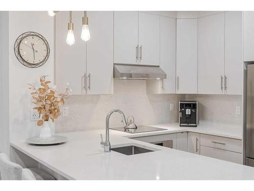 120-2727 28 Avenue Se, Calgary, AB - Indoor Photo Showing Kitchen With Upgraded Kitchen