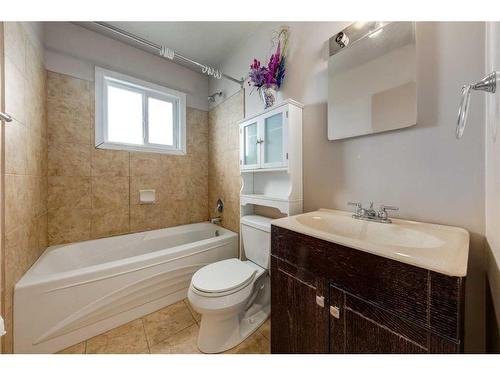 6815 5 Street Sw, Calgary, AB - Indoor Photo Showing Bathroom