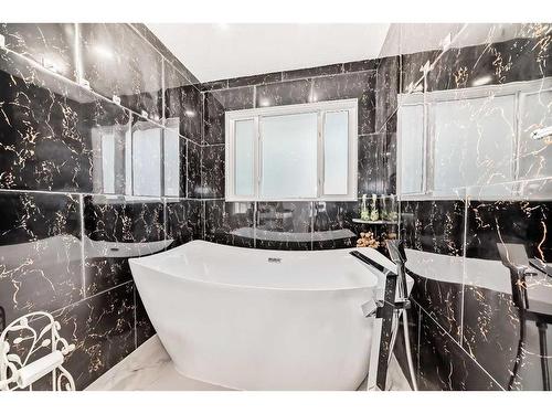6408 Elbow Drive, Calgary, AB - Indoor Photo Showing Bathroom