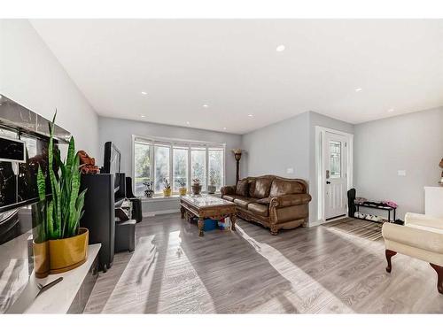6408 Elbow Drive, Calgary, AB - Indoor Photo Showing Living Room