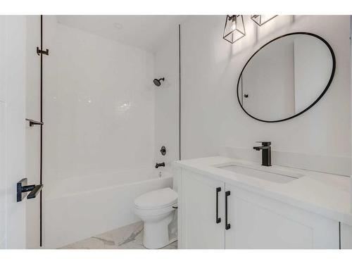 2520 16 Street Sw, Calgary, AB - Indoor Photo Showing Bathroom