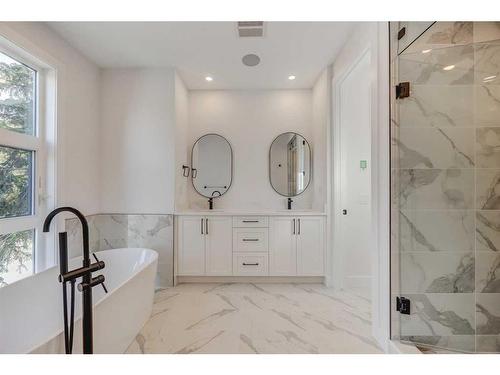 2520 16 Street Sw, Calgary, AB - Indoor Photo Showing Bathroom