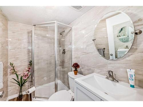 233 Eversyde Boulevard Sw, Calgary, AB - Indoor Photo Showing Bathroom