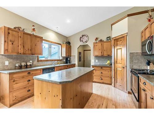 112 Derochie Drive, Claresholm, AB - Indoor Photo Showing Kitchen