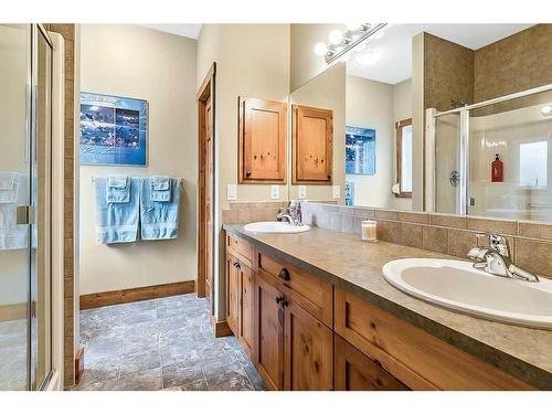 112 Derochie Drive, Claresholm, AB - Indoor Photo Showing Bathroom