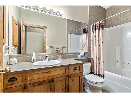 112 Derochie Drive, Claresholm, AB - Indoor Photo Showing Bathroom