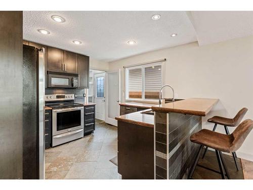 3 Shawmeadows Crescent Sw, Calgary, AB - Indoor Photo Showing Kitchen