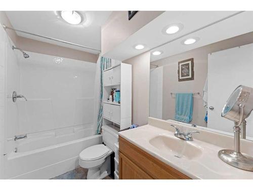 3 Shawmeadows Crescent Sw, Calgary, AB - Indoor Photo Showing Bathroom