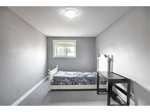 3917 29 Avenue Se, Calgary, AB - Indoor Photo Showing Bedroom
