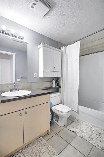 3917 29 Avenue Se, Calgary, AB - Indoor Photo Showing Bathroom