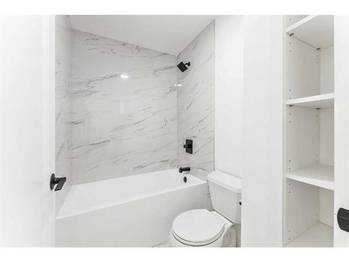 120 Oakcliffe Place Sw, Calgary, AB - Indoor Photo Showing Bathroom