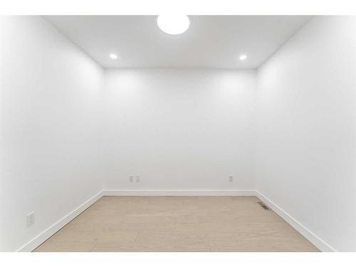 120 Oakcliffe Place Sw, Calgary, AB - Indoor Photo Showing Other Room