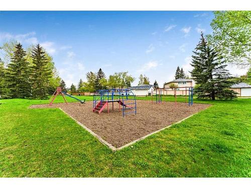 120 Oakcliffe Place Sw, Calgary, AB - Outdoor With Backyard
