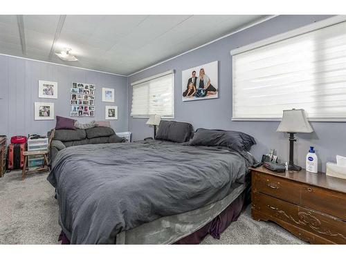 240037 Range Road 31, Rural Rocky View County, AB - Indoor Photo Showing Bedroom