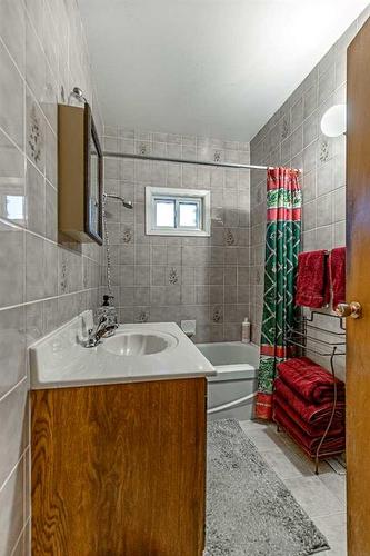 240037 Range Road 31, Rural Rocky View County, AB - Indoor Photo Showing Bathroom