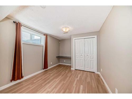 33 Royal Elm Mews Nw, Calgary, AB - Indoor Photo Showing Other Room