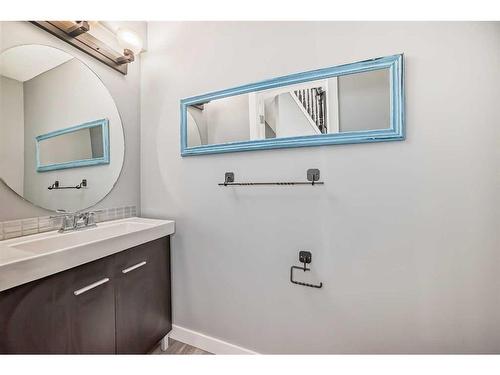 33 Royal Elm Mews Nw, Calgary, AB - Indoor Photo Showing Bathroom