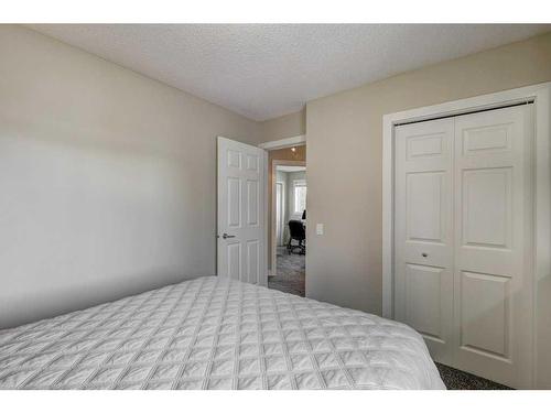 21 Harvest Park Court Ne, Calgary, AB - Indoor Photo Showing Bedroom