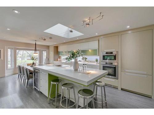 7 Cathedral Road Nw, Calgary, AB - Indoor Photo Showing Kitchen With Upgraded Kitchen