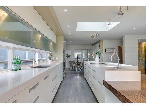 7 Cathedral Road Nw, Calgary, AB - Indoor Photo Showing Kitchen With Upgraded Kitchen