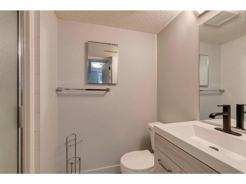 7 Cathedral Road Nw, Calgary, AB - Indoor Photo Showing Bathroom