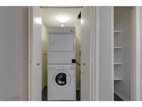 7 Cathedral Road Nw, Calgary, AB - Indoor Photo Showing Laundry Room