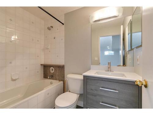 7 Cathedral Road Nw, Calgary, AB - Indoor Photo Showing Bathroom