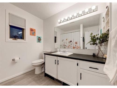 16283 10 Street Sw, Calgary, AB - Indoor Photo Showing Bathroom