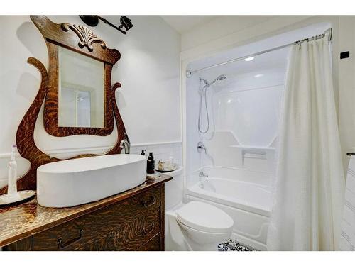 143 Sackville Drive Sw, Calgary, AB - Indoor Photo Showing Bathroom