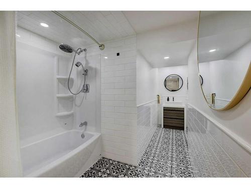 143 Sackville Drive Sw, Calgary, AB - Indoor Photo Showing Bathroom