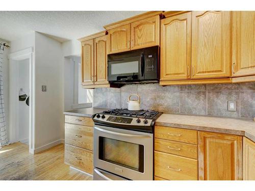 143 Sackville Drive Sw, Calgary, AB - Indoor Photo Showing Kitchen