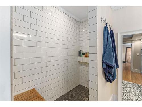3812 6 Street Sw, Calgary, AB - Indoor Photo Showing Bathroom