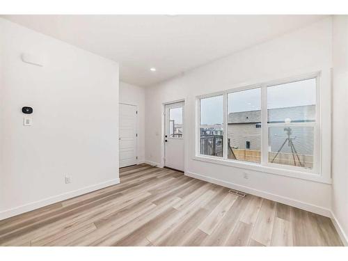 330 Lucas Avenue Nw, Calgary, AB - Indoor Photo Showing Other Room