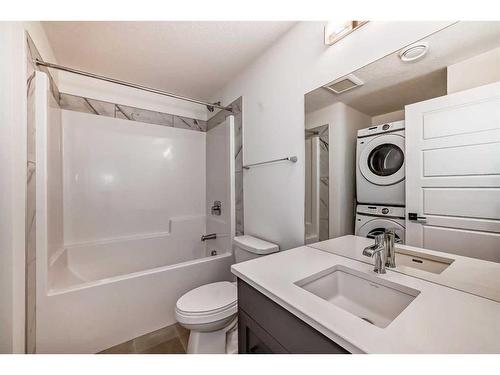 330 Lucas Avenue Nw, Calgary, AB - Indoor Photo Showing Bathroom