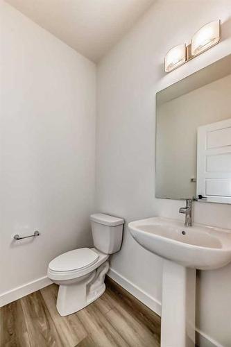 330 Lucas Avenue Nw, Calgary, AB - Indoor Photo Showing Bathroom