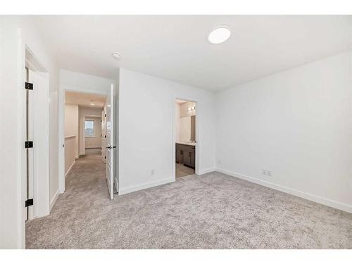 330 Lucas Avenue Nw, Calgary, AB - Indoor Photo Showing Other Room