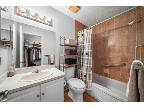 56 Hawkville Place Nw, Calgary, AB - Indoor Photo Showing Bathroom