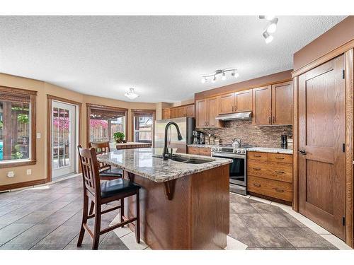 112 Hidden Ranch Close Nw, Calgary, AB - Indoor Photo Showing Kitchen With Upgraded Kitchen