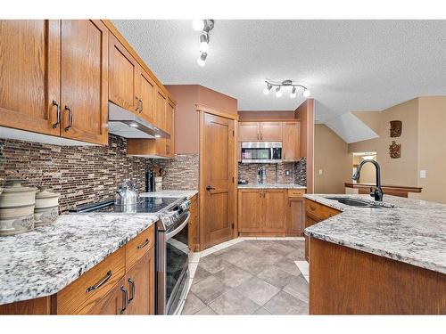 112 Hidden Ranch Close Nw, Calgary, AB - Indoor Photo Showing Kitchen With Double Sink With Upgraded Kitchen
