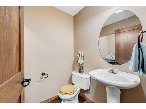 112 Hidden Ranch Close Nw, Calgary, AB - Indoor Photo Showing Bathroom