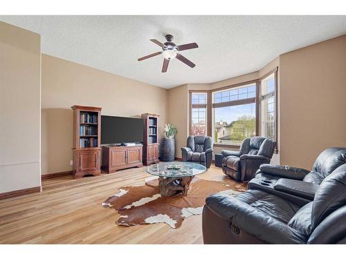 112 Hidden Ranch Close Nw, Calgary, AB - Indoor Photo Showing Living Room