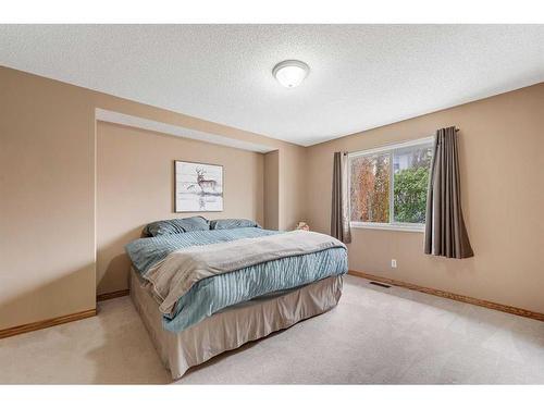 112 Hidden Ranch Close Nw, Calgary, AB - Indoor Photo Showing Bedroom