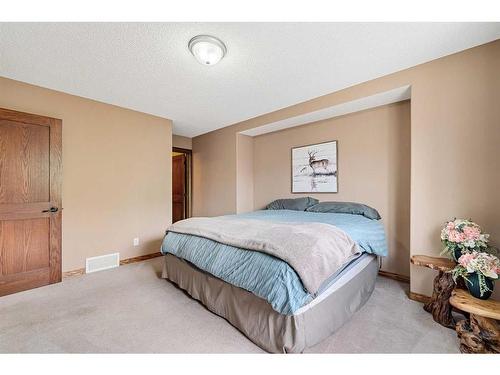 112 Hidden Ranch Close Nw, Calgary, AB - Indoor Photo Showing Bedroom