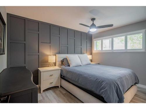 54 Warwick Drive Sw, Calgary, AB - Indoor Photo Showing Bedroom