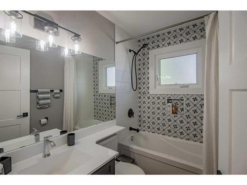 54 Warwick Drive Sw, Calgary, AB - Indoor Photo Showing Bathroom