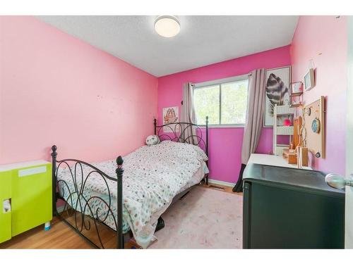37 Midridge Green Se, Calgary, AB - Indoor Photo Showing Bedroom