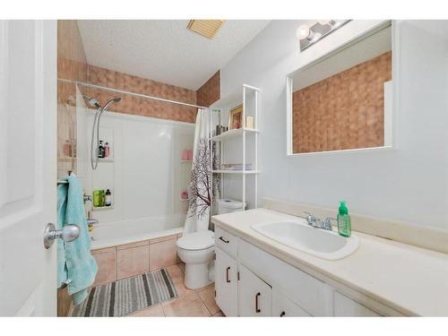 37 Midridge Green Se, Calgary, AB - Indoor Photo Showing Bathroom