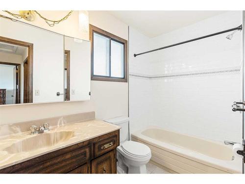 64 Bedford Circle Ne, Calgary, AB - Indoor Photo Showing Bathroom