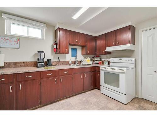 223 56 Avenue Ne, Calgary, AB - Indoor Photo Showing Kitchen With Double Sink
