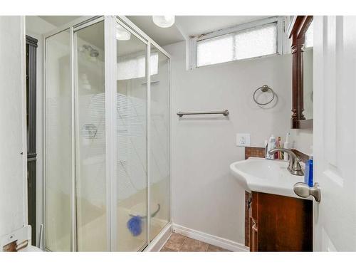 223 56 Avenue Ne, Calgary, AB - Indoor Photo Showing Bathroom